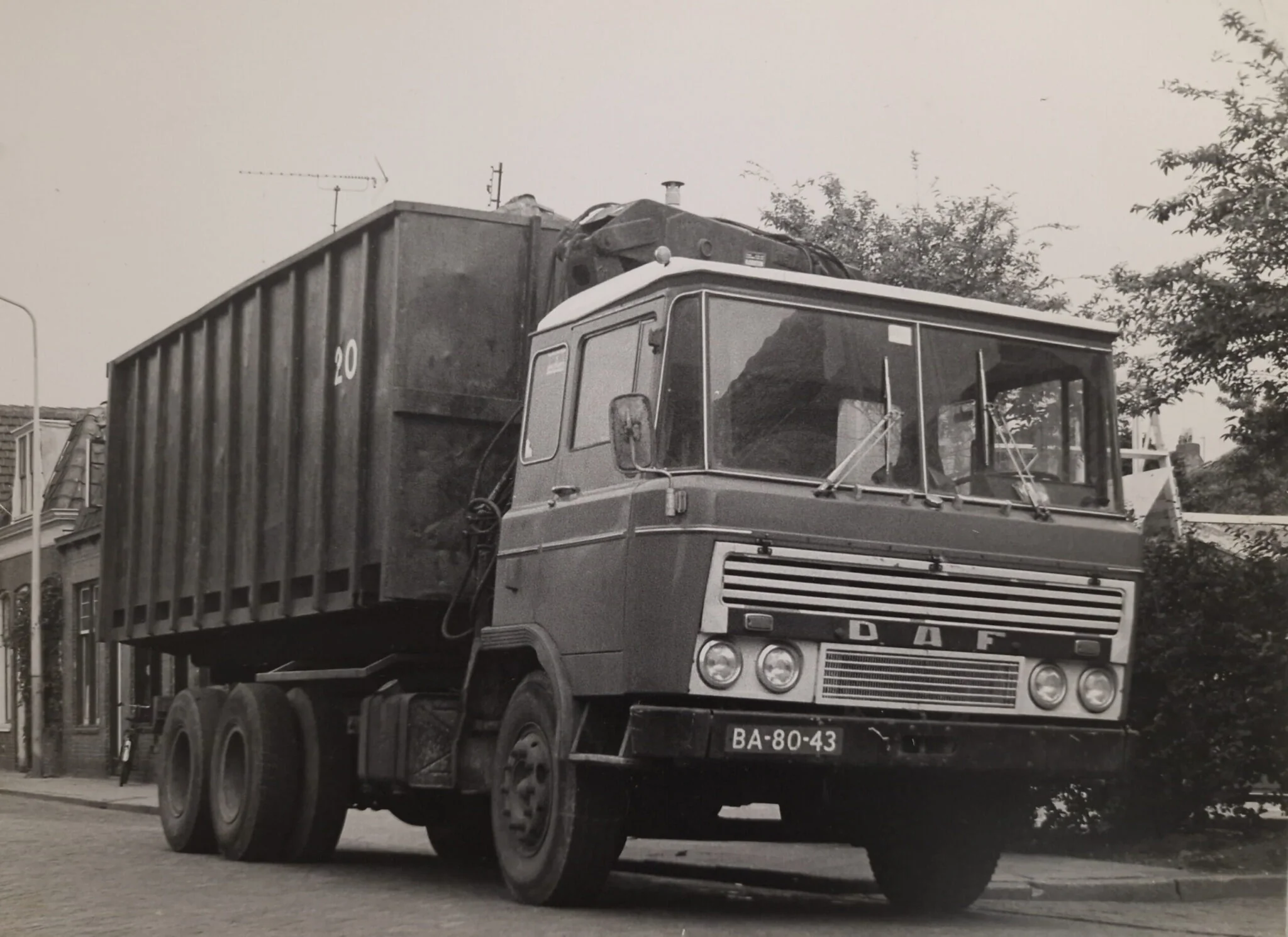 Historische DAF-vrachtwagen van Nannings met container
