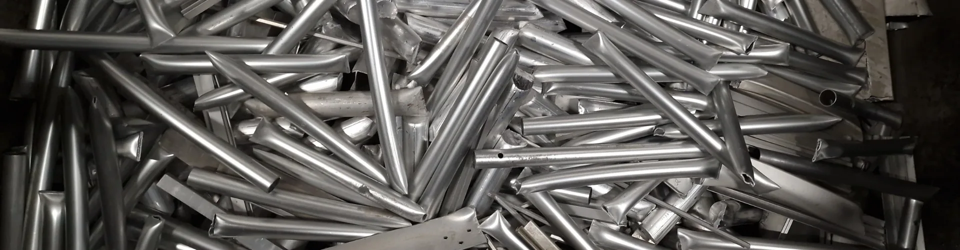 Aluminium buizen en profielen in de sorteerbak
