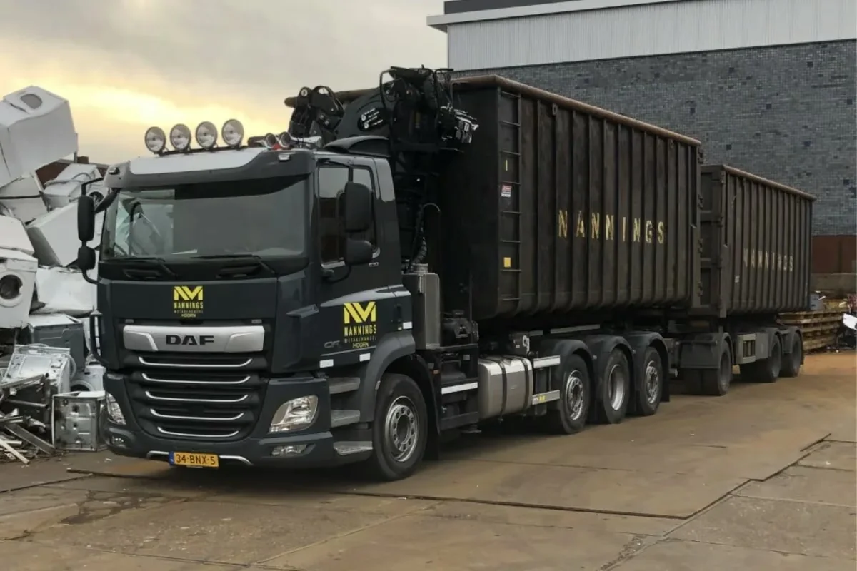 Vrachtwagen van Nannings met twee containers